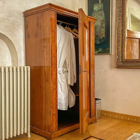 Djuras In The Center Of